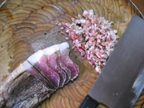 腊肉洗净切细粒。