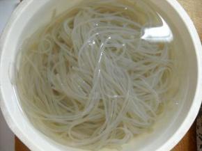 薯粉浸泡至软后切小段。