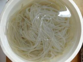 薯粉浸泡至软后切小段。