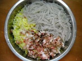 包菜、腊肉、粉丝放入料理盆，加入调味料拌匀成馅料。