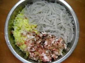 包菜、腊肉、粉丝放入料理盆，加入调味料拌匀成馅料。