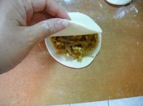 面团分成若干小剂子，擀皮、包馅，加上一片面皮覆盖住馅料。