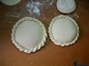 对齐圆边，捏成花边。