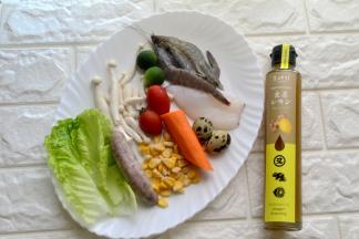 海鲜沙拉 材料：鲜虾7只 小鱿鱼2只 鹌鹑蛋5粒 罗勒香肠一根 胡萝卜小半根 玉米粒适量 春菜适量 白玉菇少许 小青柠4粒 调料：橄榄油 又伊鲜生姜柠檬色拉汁