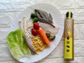 海鲜沙拉 材料：鲜虾7只 小鱿鱼2只 鹌鹑蛋5粒 罗勒香肠一根 胡萝卜小半根 玉米粒适量 春菜适量 白玉菇少许 小青柠4粒 调料：橄榄油 又伊鲜生姜柠檬色拉汁