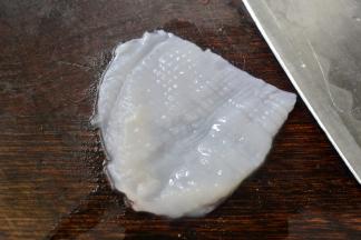 鱿鱼去内脏洗净打十字花刀然后切大片