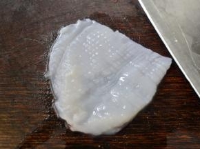 鱿鱼去内脏洗净打十字花刀然后切大片
