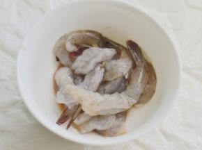虾去头壳和肠线，用盐和料酒抓拿腌制5分钟后洗净，香肠切寸断、胡萝卜去皮切细条，鹌鹑蛋煮熟去壳