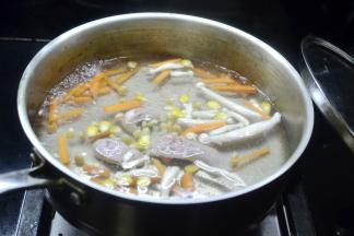 冷水将胡萝卜和玉米粒、白玉菇、香肠放入煮开