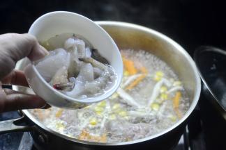 然后加入处理好的虾仁和鱿鱼