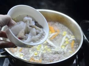 然后加入处理好的虾仁和鱿鱼