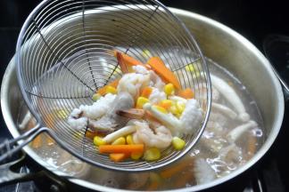 烫变色，鱿鱼形成花卷即可捞起