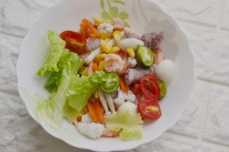 将所有食材放入碗内