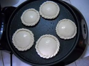 电饼铛加热，抹一层油，放入盒子生胚。
淋入少许清水，盖上上盖。