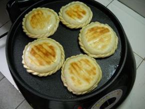 烙至盒子两面金黄即可出锅食用。