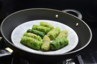 两边往里折，卷起就成翡翠白菜，放入烧开的锅内隔水蒸5分钟左右即可