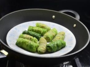 两边往里折，卷起就成翡翠白菜，放入烧开的锅内隔水蒸5分钟左右即可