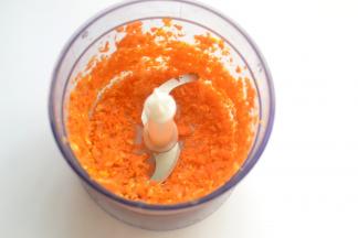 将胡萝卜去皮和玉米一起用料理机打碎