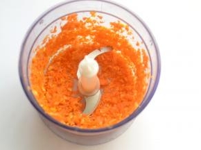 将胡萝卜去皮和玉米一起用料理机打碎