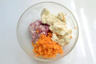 然后和其他所有材料放入盆中