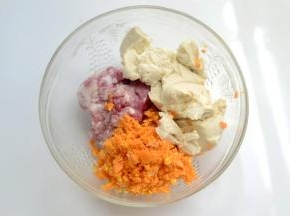 然后和其他所有材料放入盆中