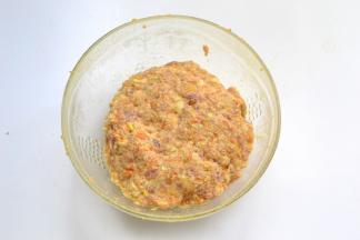 加入除色拉汁外的所有调料搅拌上劲