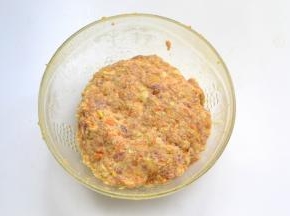 加入除色拉汁外的所有调料搅拌上劲