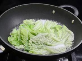白菜取叶放入烧开的热水中烫一烫捞起