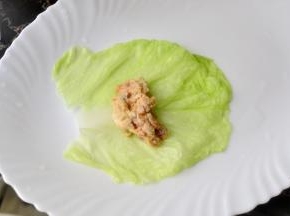 将适量的肉馅放在过凉的白菜叶上