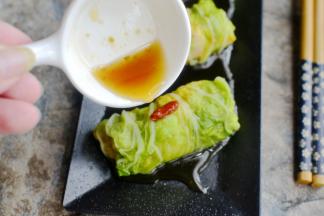 取出将多余的汁倒掉，然后淋适量的又伊鲜柚子胡椒色拉汁，清爽开胃