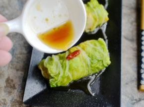 取出将多余的汁倒掉，然后淋适量的又伊鲜柚子胡椒色拉汁，清爽开胃