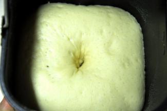 2、经过90分钟后，面团发酵至原来两倍大，用手指在中间戳个洞不回缩即可。