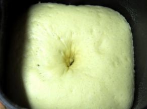 2、经过90分钟后，面团发酵至原来两倍大，用手指在中间戳个洞不回缩即可。