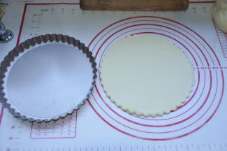 4、将饼皮移入披萨盘中，打开烤箱预热10分钟。