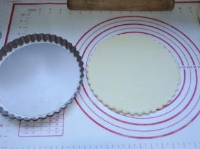 4、将饼皮移入披萨盘中，打开烤箱预热10分钟。