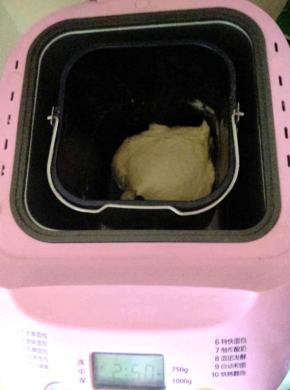 1、首先制作饼胚。将饼胚的全部材料放入面包机中，和面揉成一个光滑的面团；