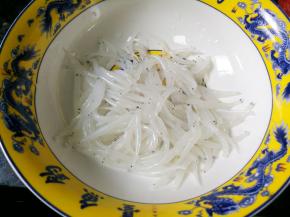 将银鱼清洗干净沥干