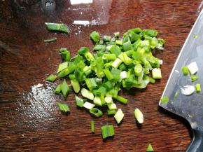 然后将香葱也切颗粒