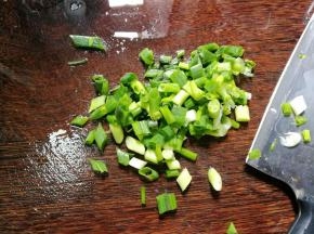 然后将香葱也切颗粒