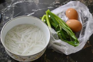 银鱼煎蛋 材料：银鱼200克 鸡蛋2个 香葱适量 面粉少许 调料：盐 胡椒粉