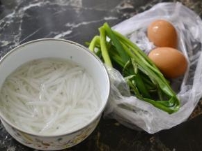 银鱼煎蛋 材料：银鱼200克 鸡蛋2个 香葱适量 面粉少许 调料：盐 胡椒粉