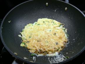 小火一面微黄翻面继续煎熟即可 非常的有营养，不但孩子可以吃，大人一样都要多吃。奶奶的话必须听，哈哈