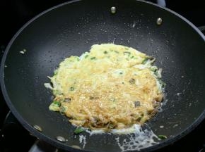 小火一面微黄翻面继续煎熟即可 非常的有营养，不但孩子可以吃，大人一样都要多吃。奶奶的话必须听，哈哈