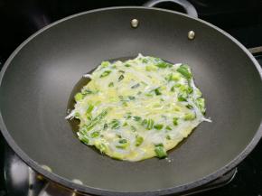 热锅热油，将银鱼蛋液倒入