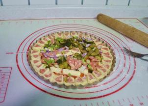 9、在摆放上火腿、黄瓜、洋葱、韭菜，然后再撒一层马苏里拉芝士