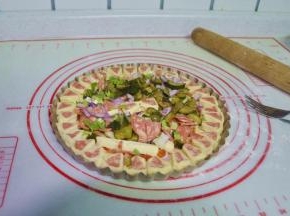 9、在摆放上火腿、黄瓜、洋葱、韭菜，然后再撒一层马苏里拉芝士