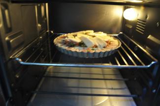 10、将烤盘送入烤箱，中层上下火，180度，烘烤20分钟左右，至芝士融化呈金黄