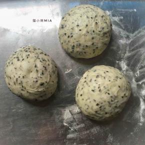 发酵好的面团拿出来排气，平均分成3份，滚圆，用保鲜膜盖好松弛15分钟
