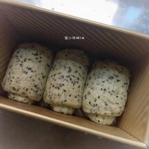 卷好的面团放入吐司盒，进行最后发酵