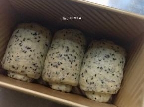 卷好的面团放入吐司盒，进行最后发酵